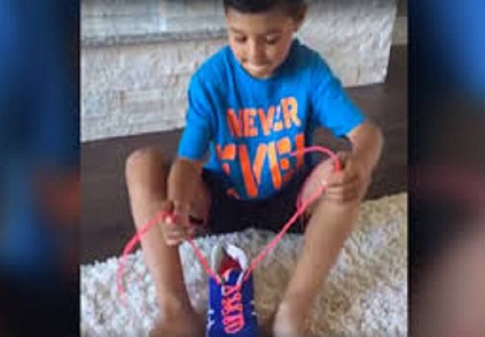 Zahvaljujući ovom genijalnom triku majka je naučila sina kako da veže pertle! (VIDEO)