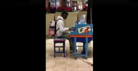 Dok je čekao prijatelja sjeo je za klavir i počeo svirati, ono što je uslijedilo će vas ostaviti bez riječi! (VIDEO)