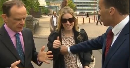Novinar je tokom javljanja uživo u vijestima uhvatio prolaznicu za grudi, njena reakcija nasmijala je milione (VIDEO)