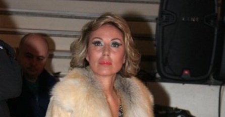 ZANOSNA I U ŠESTOJ DECENIJI: Lepa Brena pokazala gole noge, mogu samo da joj zavide (FOTO)