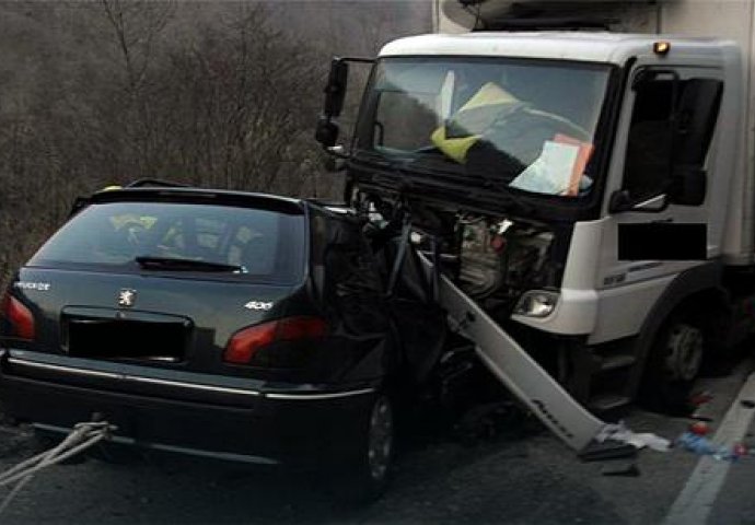 TEŠKA NESREĆA KOD BLACA Kamion vukao automobil 100 METARA, dvoje mrtvih