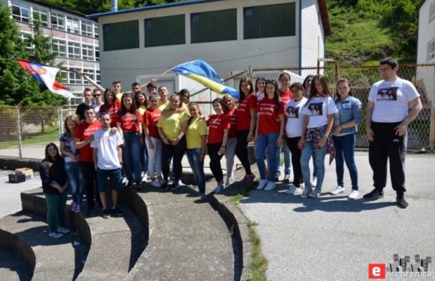 srebrenica-maturanti-zastave-esrebrenica1