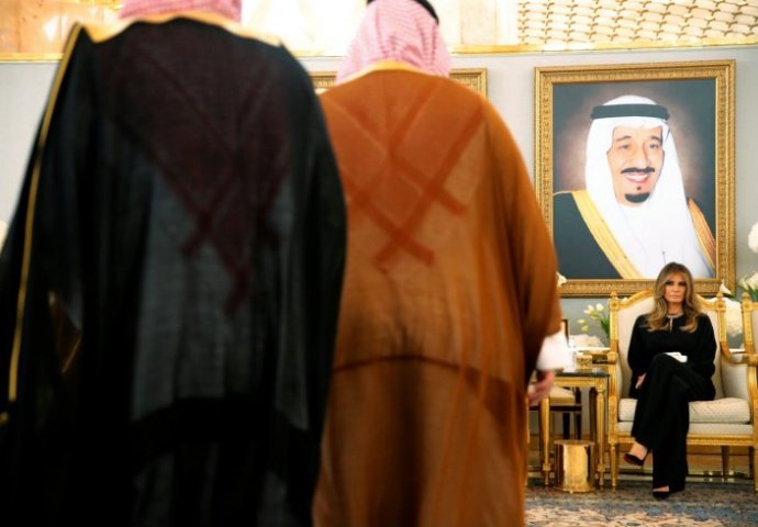 MELANIJA SA DONALDOM STIGLA U SAUDIJSKU ARABIJU: Svi bijesni zbog njenog izgleda! (FOTO)