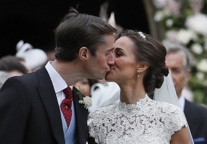 VJENČANJE GODINE: Udala se Pippa Middleton, a ovako izgleda vjenčanica od 50.000 EURA o kojoj svi pričaju! (FOTO)