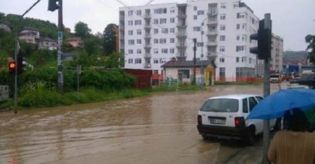 Grmi i sijeva u Sarajevu, Banjaluka već potopljena: Pogledajte šta su kiša i grad napravili po banjalučkim ulicama