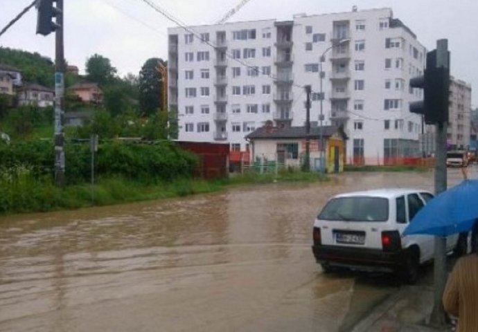 Grmi i sijeva u Sarajevu, Banjaluka već potopljena: Pogledajte šta su kiša i grad napravili po banjalučkim ulicama