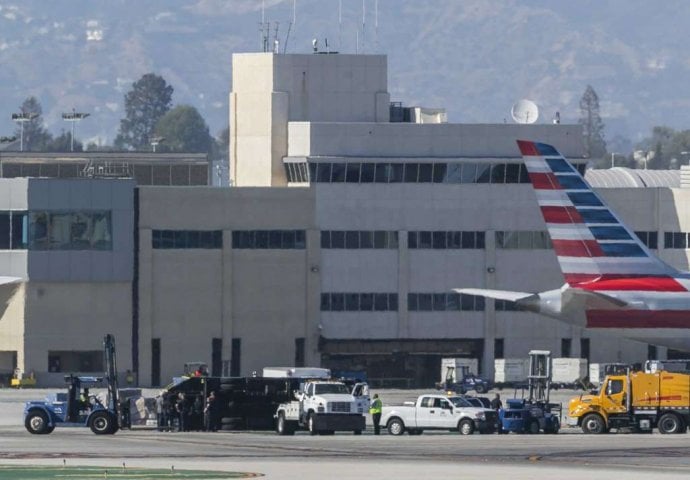 LOS ANGELES: U sudaru aviona i kamiona povrijeđeno osam osoba