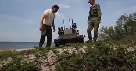Ruski vojnik uživo na televiziji pokazivao novinaru borbenog robota, a onda se događa nešto što nisu očekivali (VIDEO)