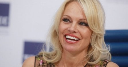 NI FOTOGRAFI JE NISU PREPOZNALI: Pamela Anderson od silnih plastičnih operacija VIŠE NE LIČI NA SEBE (FOTO)