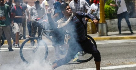 Muškarac zapaljen na protestima u Venecueli, predsjednik okrivljuje demonstrante