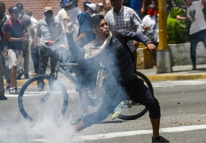 Muškarac zapaljen na protestima u Venecueli, predsjednik okrivljuje demonstrante