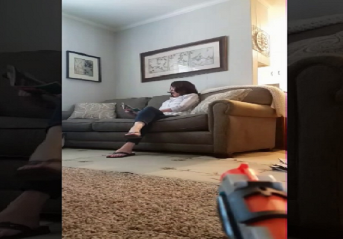 Sin majku pogodio pištoljem za igru, a njezina reakcija iznenadila je sve (VIDEO)