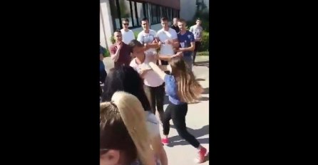 STRAŠNO: Potukle se učenice srednje škole u Cazinu, učenici snimali i navijali (VIDEO)