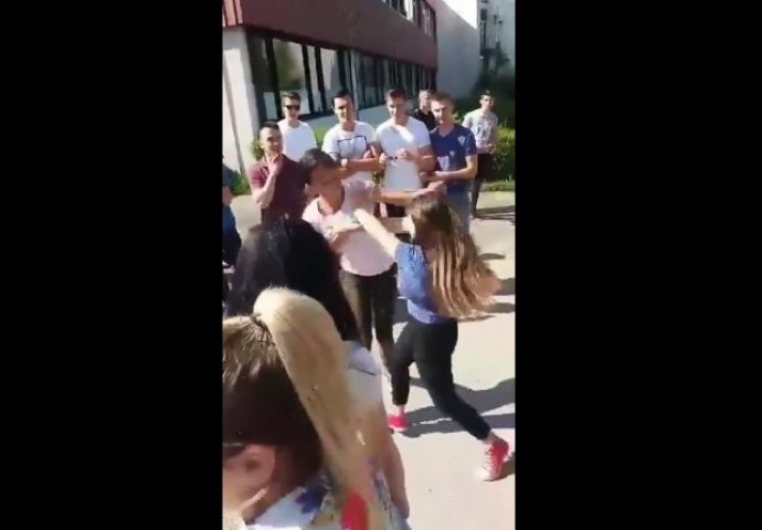 STRAŠNO: Potukle se učenice srednje škole u Cazinu, učenici snimali i navijali (VIDEO)