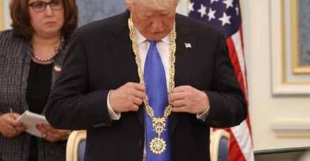 TRUMP OD KRALJA SALMANA DOBIO POKLONE VRIJEDNOSTI 1,3 MILIJARDE DOLARA: Zlato, jahta, pištolj, sablja, ogrtači... (FOTO)