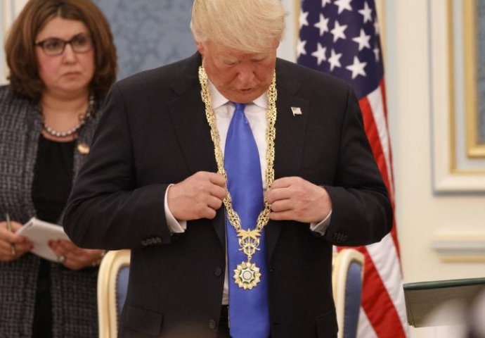 TRUMP OD KRALJA SALMANA DOBIO POKLONE VRIJEDNOSTI 1,3 MILIJARDE DOLARA: Zlato, jahta, pištolj, sablja, ogrtači... (FOTO)