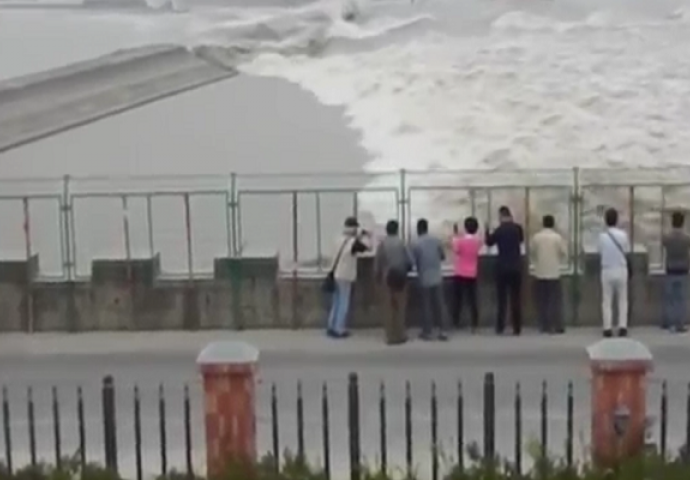 Grupa turista stajala je iza ograde snimajući velike valove, ono što će im se desiti ne viđa se ni u filmovima (VIDEO)