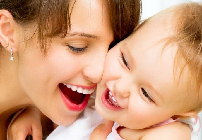 7 preslatkih znakova kojim vam beba poručuje da vas voli