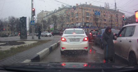 Snimao je iz automobila staricu kako prosi na semaforu, nije mogao vjerovati da će Ruskinja u jednom trenutku uraditi ovo (VIDEO)