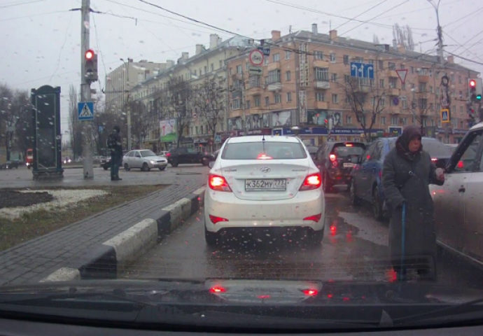 Snimao je iz automobila staricu kako prosi na semaforu, nije mogao vjerovati da će Ruskinja u jednom trenutku uraditi ovo (VIDEO)
