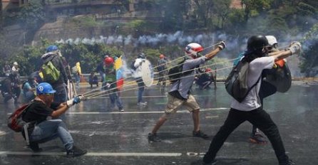 PROTESTI SVE NASILNIJI: Zapaljena kuća bivšeg predsjednika Huga Chaveza