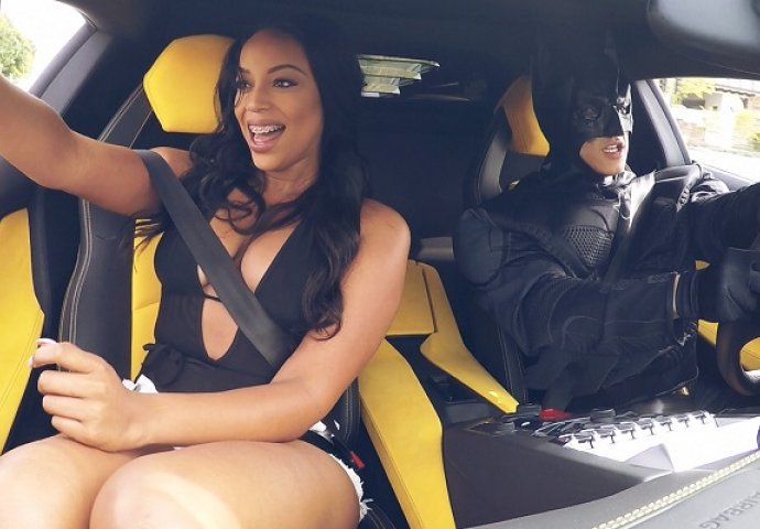 Pozvala je obični taksi a pojavio se crni Lamborghini, no pravi šok je uslijedio tek kada je u njega sjela (VIDEO)