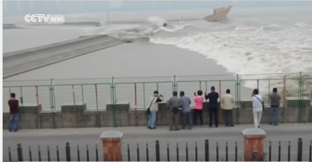 Uzbuđenih turisti u Kini stajali su iza ograde snimajući velike valove. Pogledajte sta se desilo nakon par sekundi, OVO SE NE VIĐA NI U FILMOVIMA! (VIDEO)