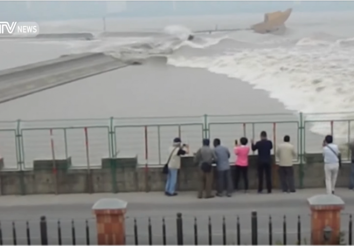 Uzbuđenih turisti u Kini stajali su iza ograde snimajući velike valove. Pogledajte sta se desilo nakon par sekundi, OVO SE NE VIĐA NI U FILMOVIMA! (VIDEO)