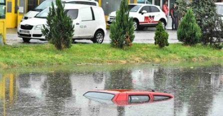 NOVI SAD POD VODOM: Novosađani u šoku posmatrali kako im AUTOMOBILI NESTAJU (VIDEO)