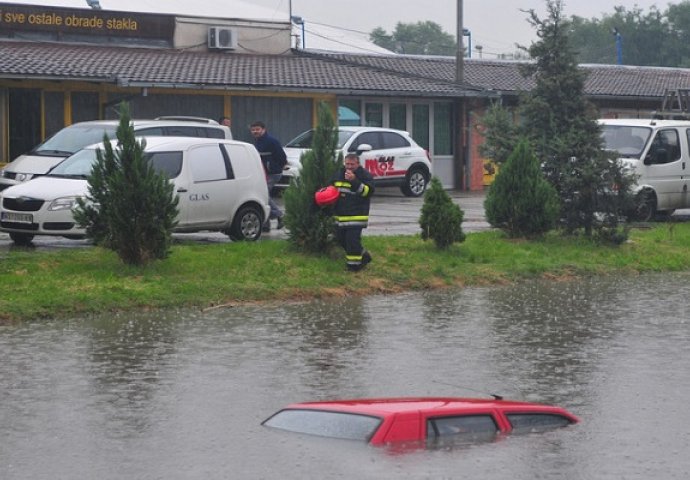  Novosađani šokirani potopljenim automobilima, ali jedan prizor ostavio je sve građane u nevjerici