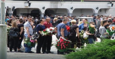 "USTANI, USTANI MILI..." Na sahrani dječaka koji je izvršio samoubistvo otac pročitao potresnu pjesmu