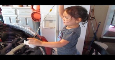 NAJSLAĐA AUTOMEHANIČARKA: Ona ima samo tri godine i postidjet će mnoge MUŠKARCE (VIDEO)