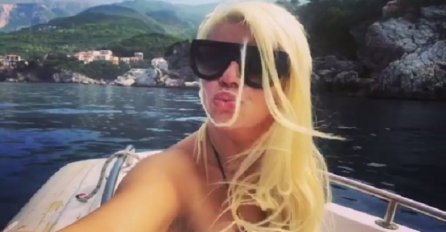 Dara Bubamara sjela na skuter u mini bikiniju i pokazala koliko je SMRŠALA, pa počastila fanove vrućim snimkom! (FOTO) (VIDEO)