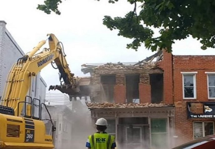 Dešava se i najboljim: Radnici srušili kuću koju nisu planirali rušiti (VIDEO)