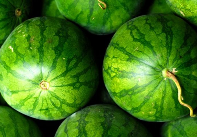 NIKAKO NE KUPUJTE ONU SA ZELENOM PETELJKOM: Evo kako da izaberete najbolju i najslađu lubenicu 