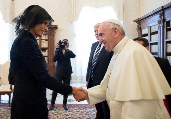SVI GLEDALI U ČUDU: Papa postavio Melaniji pitanje o Trumpu, zbog kojeg su svi zanijemili!