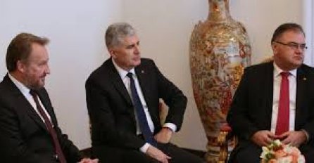 Sastanak članova predsjedništva BiH sa entitetskim premijerima.