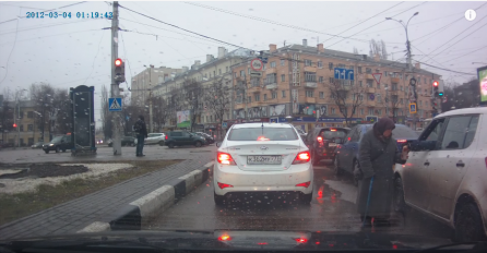 Čovjek je snimao staricu kako po kišnom danu prosi na semaforu. Nije mogao vjerovati da će Ruskinja u jednom trenutku uraditi ovo! (VIDEO)