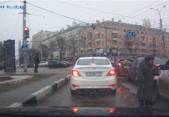 Čovjek je snimao staricu kako po kišnom danu prosi na semaforu. Nije mogao vjerovati da će Ruskinja u jednom trenutku uraditi ovo! (VIDEO)