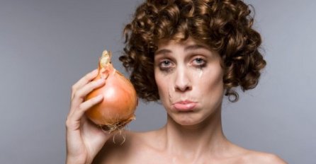 Trik sa crnim lukom zaustavlja opadanje kose i čini je jačom!