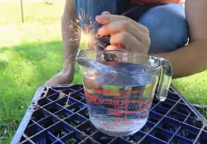 Zapalio je prskalicu i stavio je u vodu, a onda se dogodilo nešto totalno neočekivano (VIDEO)