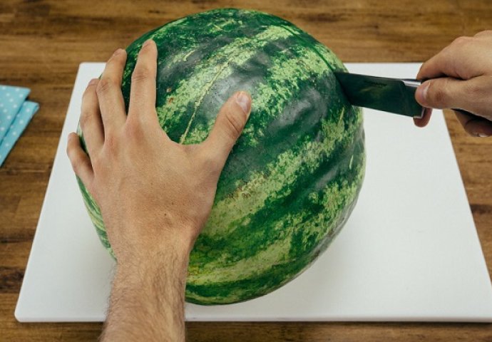 Ovo je dokaz da smo cijelog života lubenicu jeli pogrešno, uvjerite se i sami u to! (VIDEO)