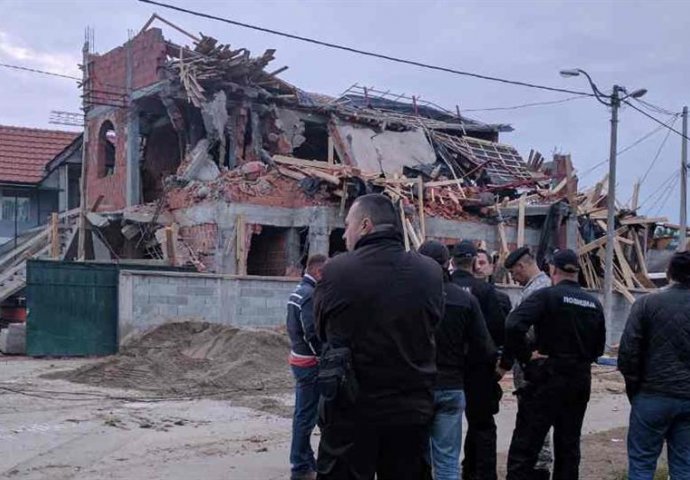 Tokom noći srušen dio džamije u Zemun Polju,  policijske snage blokirale naselje