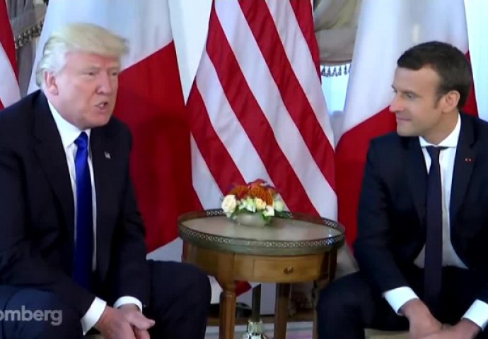 RUKOVANJE O KOJEM BRUJI SVIJET: Trump će sigurno IMATI TRAUME od svakog sljedećeg susreta s francuskim predsjednikom (VIDEO)
