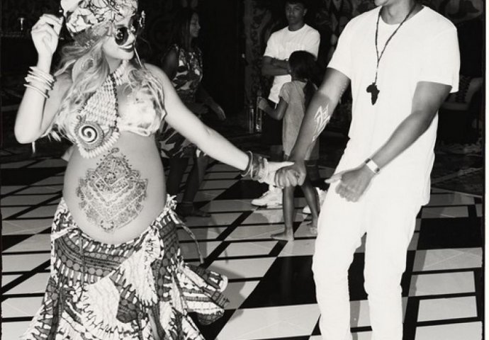 Na party posvećen blizancima, Beyonce se pojavila u grudnjaku, trudnički trbuh ukrasila kanom!