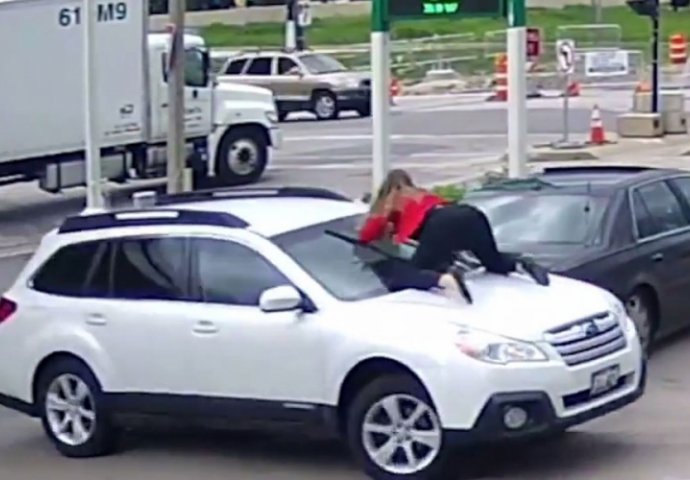 Hrabra žena skočila na auto kako bi spriječila krađu 