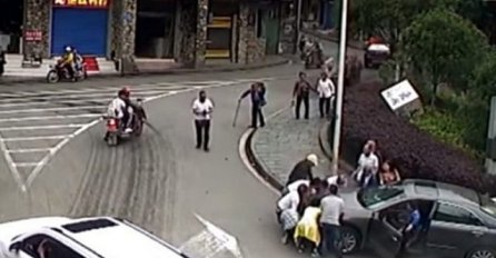 Automobil je udario malenog dječaka, a pravovremena reakcija okupljenih svjedoka spasila mališana (VIDEO)
