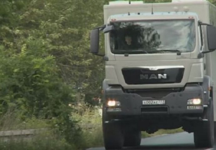 Izgleda kao sasvim običan kamion, no čekajte da vidite šta krije unutra! (VIDEO)