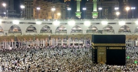 Hiljade muslimana klanjalo prvi teravih-namaz u haremu Kabe (FOTO) 