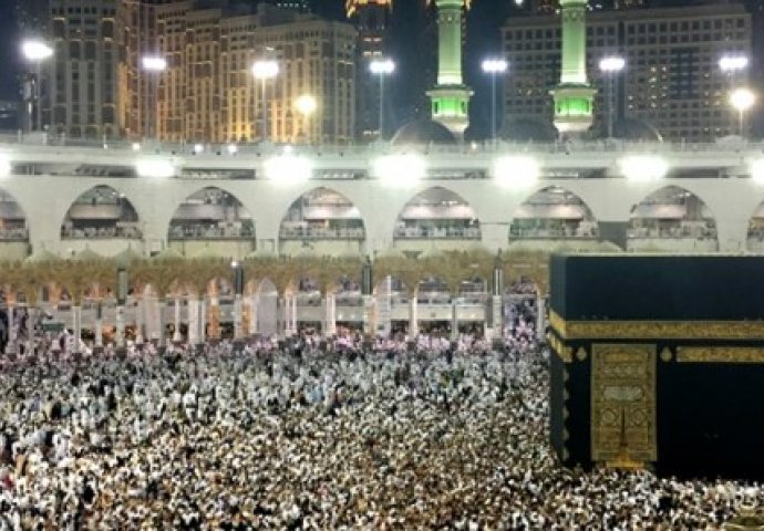 Hiljade muslimana klanjalo prvi teravih-namaz u haremu Kabe (FOTO) 